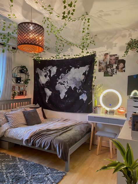 Tapestry With Vines And Lights, Cute Room Tapestry, Room With Tapestry And Vines, Wall Tapestry Aesthetic, Room Decor Bedroom Tapestry, Cute Tapestries Bedrooms, Athestic Room Decor, Tapestry And Vines Bedroom, Where To Put Vines In Your Room