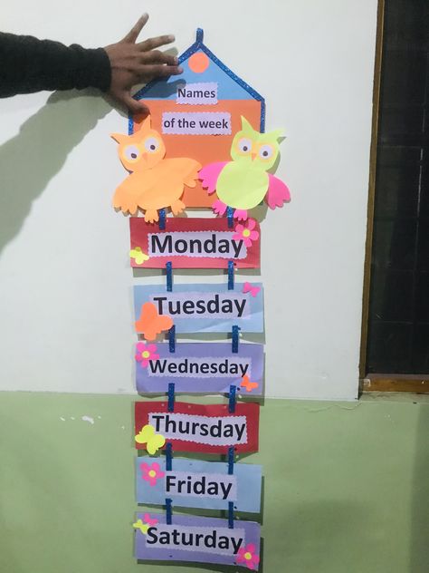 Week Chart For Preschool, Days Of The Week Activities Kindergarten, Days Of The Week Chart Classroom Decor, Days Of The Week Activities Preschool, Days Of The Week Chart, Creative School Project Ideas, School Art Activities, Classroom Charts, Preschool Classroom Decor