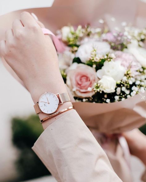 Daniel Wellington on Instagram: “Welcome spring with a pop of rose gold. (Photo via @basikqq) #DanielWellington” Daniel Wellington Rose Gold, Gold Watches For Men, Daniel Wellington Watch, Gold Watches, Jewelry Online Store, Bracelets Design, Hand Accessories, Spring Mood, Gold Watch Men