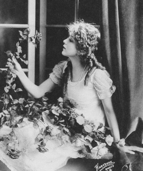 Mary Pickford Silent Screen Stars, Artist Film, Classic Hollywood Glamour, Mary Pickford, Silent Film Stars, Historical Women, Silent Movie, Silent Film, Old Hollywood Glamour