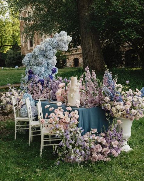 Château weddings, they're dreams coming true. Luckily for me, I had weddings at the most enchanting venues this year. This amazing setting was created at Château de Meridon. A gorgeous venue not far from Paris. I just can't wait to show you more and to be back there with your wedding cake. Published at @wed_vibes Venue @chateaudemeridon Planner @madewithloveeventos Photographer @ximenazermeno Videographer @the_wedding_valley Floral Designer @ameleventparis Dresses @inesdisanto Couple @pari... Impressionism Wedding Theme, Monet Water Lilies Wedding, Claude Monet Wedding Theme, Monet Wedding Inspiration, Water Lilies Wedding, Monet Inspired Wedding, Monet Wedding, Lilies Wedding, Monet Inspired