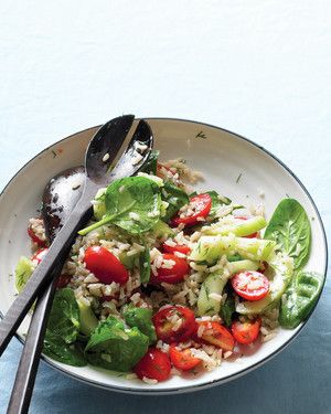 Brown-Rice Salad with Spinach and Tomatoes Brown Rice Cooking, Salad With Spinach, Brown Rice Salad, Rice Side, Tomatoes Recipe, Brown Rice Recipes, Grain Salad, Rice Side Dishes, Fresh Spinach