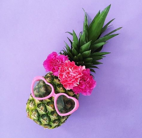 Pool Party Centerpieces, Fine Apple, Outdoor Bbq Party, Pineapple Centerpiece, Aloha Party, Hawaiian Party Decorations, Flamingo Birthday Party, Luau Theme Party, Luau Birthday Party