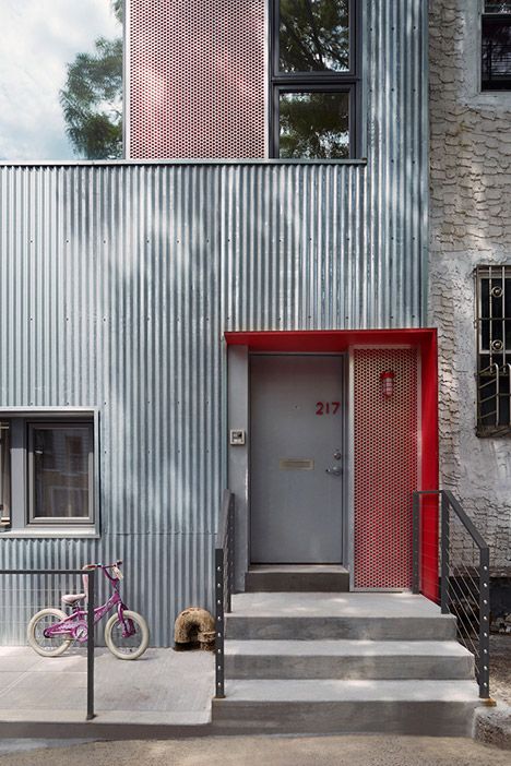 South Slope Townhouse by Etelamaki Architecture Metal Siding House, Contemporary Townhouse, Modern Townhouse, House Cladding, Metal Cladding, Metal Siding, Roof Architecture, Corrugated Metal, Steel Buildings