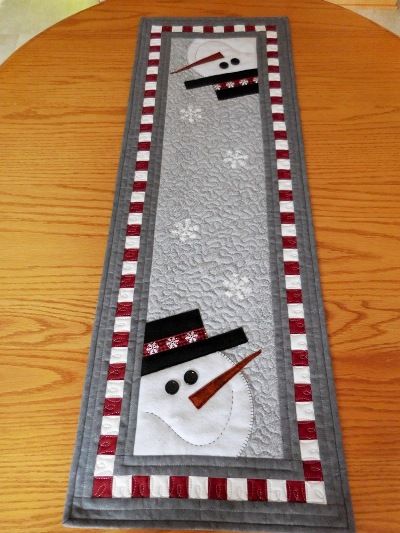 Quilted Christmas Table Runners Patterns, Xmas Table Runners, Christmas Table Runner Pattern, Quilted Table Runners Christmas, Christmas Quilting Projects, Christmas Table Toppers, Table Topper Patterns, Snowman Quilt, Christmas Patchwork