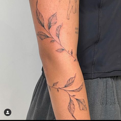 Floral Arm Wrap Tattoo, Tattoos Elbow, Simplistic Tattoo, Arm Cuff Tattoo, Tattoo Elbow, Arm Wrap Tattoo, Tattoo Leggings, Wrap Around Tattoo, Around Arm Tattoo