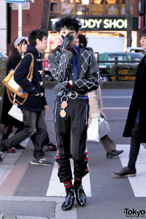 Japanese Mens Streetwear in Harajuku 90s Japanese Street Fashion Men, Street Fashion Colorful, Street Fashion Male, Jungkook Airport Fashion, Japan Street Fashion, Tokyo Fashion Street, Mode Harajuku, Japan Fashion Street, Look Grunge