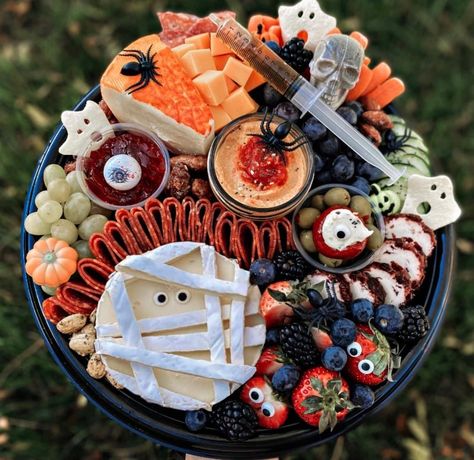 Mummy Brie, Halloween Spooky Food, Event Catering Ideas, Cute Charcuterie, Halloween Birthday Ideas, Fancy Snacks, Halloween Costume Fun, Fall Desert, Halloween Snack Ideas