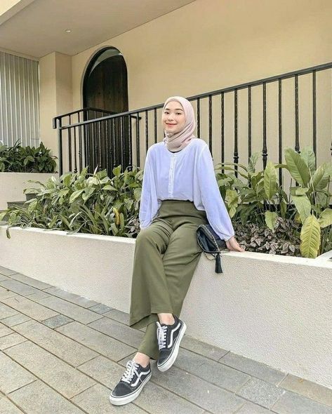 Ootd Celana Sage, Outfit Hijab Sage, Outfit Celana Hijau, Ootd Hijab Sage, Mix And Match Outfits Hijab, Ootd Hijab Style, Outfit Hijab Casual, Fashion Identity, Outfit Simple