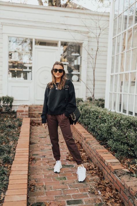 Casual Winter Outfits Comfy Sweats, Brown Sweatpants Outfit, Brown Sweatpants Outfits, Casual Sweatpants Outfit, Black Athleisure Outfits, Athleisure Outfits Fall, Black Sweatsuit, Fall Athleisure, Brown Sweatpants