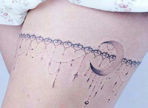 Los tatuajes ligueros están diseñados especialmente para la mujer.Es una manera de expresar su feminidad, también para resaltar su sensualidad,... Thigh Band Tattoo, Lace Bow Tattoos, Thigh Garter Tattoo, Thigh Band, Garter Tattoo, Cuff Tattoo, Chain Tattoo, Hip Thigh Tattoos, Planet Tattoos