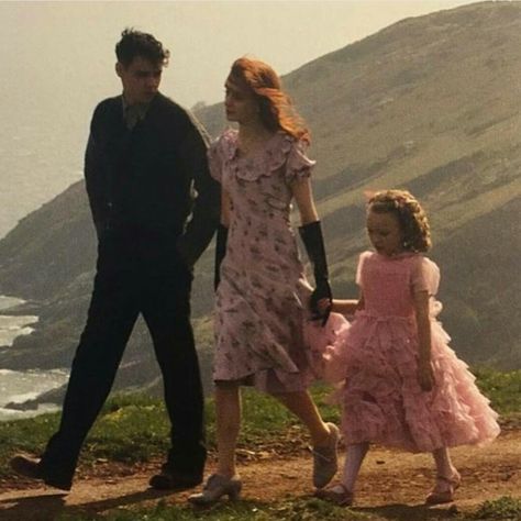 It's Enoch and Olive with there daughter Claire Emma From Miss Peregrines, Enoch And Olive, Miss Peregrines Home For Peculiar Fanart, Miss Peregrines Home For Peculiar Children, Peculiar Children Aesthetic, Short Film Ideas, Ms Peregrine, Finlay Macmillan, Mrs Peregrine