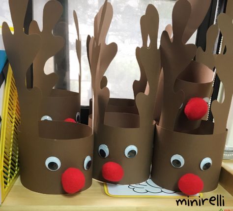 These have got to be one of my favourite things ever! They are so cute and the kids love wearing them! You may need: Brown construction paper Large Googly eyes  Large red pom-poms  Glue S… Tinkerbell Party Theme, Kindergarten Christmas Crafts, Christmas Party Hats, Kids Craft Ideas, Prek Crafts, Red Pom Poms, Christmas Angel Crafts, Christmas Classroom Door, Reindeer Hat