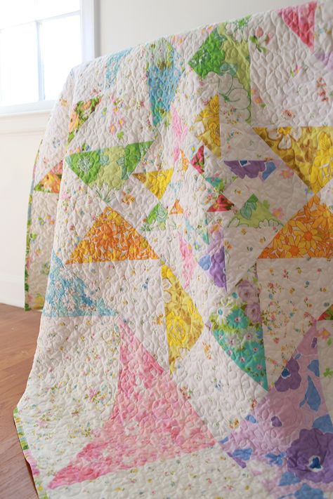 In Color Order: Pastel Posy Vintage Sheet Quilt Pastel Quilts Ideas, Pastel Quilts, Pastel Baby Quilt, Retro Quilt, Low Volume Quilt, Sheet Quilt, Quilt Display, Green Sheets, Start Quilting