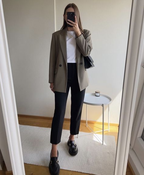 Outfit Formal Mujer, Conference Outfit, Job Clothes, Office Casual Outfit, Corporate Fashion, Korean Casual Outfits, Stylish Work Attire, Office Outfits Women, Business Casual Outfits For Work