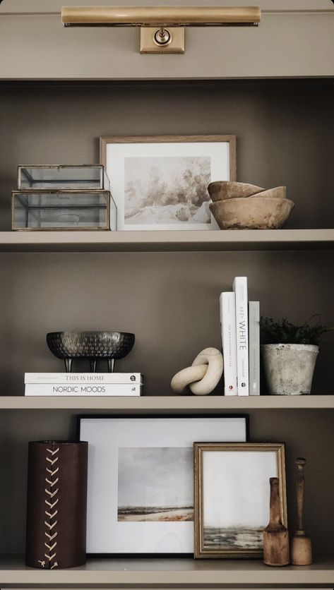 Shelf Decor Living Room, Styling Shelves, Bookcase Decor, Hal Decor, Living Room Shelves, Decoration Inspiration, Living Room Inspo, Book Shelf, Living Room Inspiration