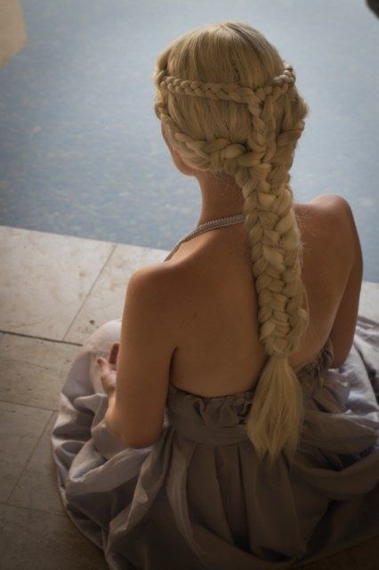 Game of Thrones Daenerys Targaryen hairstyle Celtic Hairstyles, Daenerys Targaryen Hair, Daenerys Hair, Khaleesi Hair, Fringe Hairstyles, Boho Hairstyles, روتين العناية بالبشرة, Women Hairstyles, Hair Waves