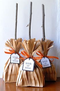 Witch's brooms treat bags. So cute & simple to make. Will probably make them for my daughters's 2nd grade class Halloween Party. & if you don't want to use branches, you could use pretzels instead. Halloween Prizes For Adults, Porta Halloween, Halloween Treat Bags Diy, Diy Halloween Treats, Witch Party, Anniversaire Harry Potter, Adornos Halloween, Halloween Goodies, Halloween Treat Bags