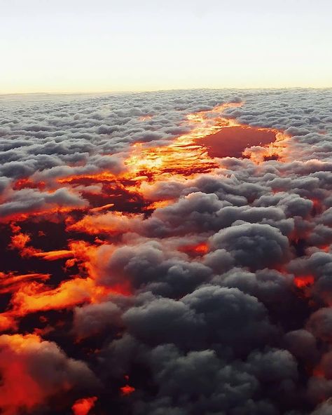 @nowspacetime on Instagram: “Mesmerizing sunset view 36,000 ft above Australia ✈️ 🌅 My second page @deepspacetime and @nownaturetime🍀 ⠀⠀⠀⠀⠀⠀⠀⠀⠀⠀⠀⠀ Follow for more…” Realism Artists, Storm Photography, Cloud Wallpaper, Above The Clouds, Sunset Painting, Places Of Interest, Sunset Views, The Clouds, Wonderful Places