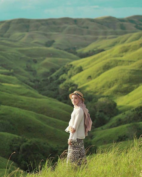 Deretan 10 Destinasi Wisata di Sumba, Nyesel Kalau Gak Kesini | Dailysia Travel Photoshoot, Mode Turban, Pose Fotografi, Hijab Style Casual, Muslim Fashion Hijab, Hijabi Outfits Casual, Outdoor Photoshoot, Muslim Fashion Outfits, Cute Photography