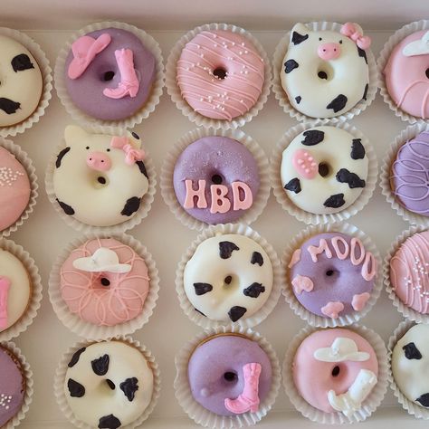 Cow Doughnut, Birthday Mini Donuts Ideas, Donuts Butterfly, Mini Donuts Pink And White, Mini Donut Maker Recipes, Unicorn Mini Doughnut, Donut Maker Recipes, Fancy Donuts, Donut Decorating Ideas