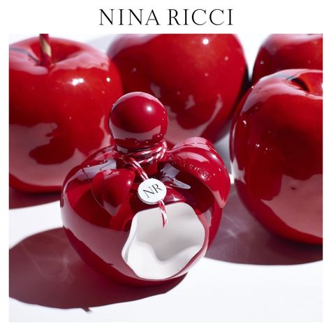 #perfume #Ricci_Perfumes #Apples #red_apple Apple Perfume, Perfume Bottle Design, Perfume Ad, Sweet Smell, Luxury Perfume, Perfume Brands, Red Fruit, Fruit Art, Favorite Scents