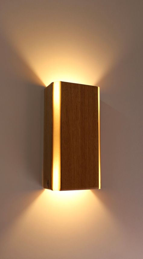 Wall lamp made of solid oak wood. Ecological varnishing. On the sides curved papyrus. Beautiful ambient light. Bulbs included and all the elements to install it quickly very easily Wall Lamps Diy, Wooden Wall Lamp, Wooden Wall Lights, Wood Wall Lamps, Oak Lamp, Oak Wall, Lamp Handmade, Wooden Light, Easy Wood