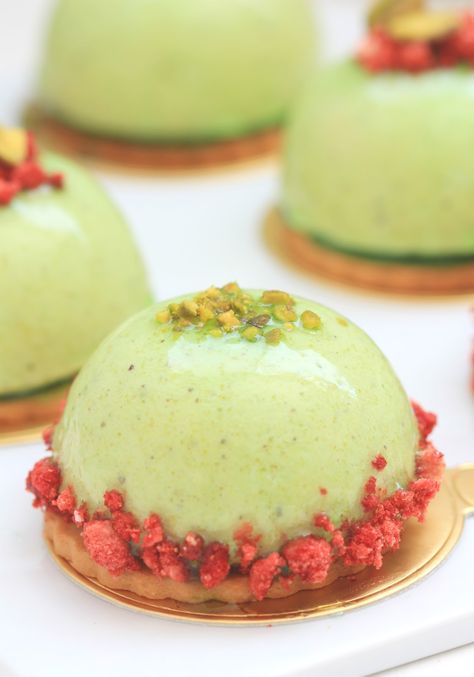 Individual Pastry Desserts, Gourmet Easter Desserts, Mini Raspberry Desserts, Pistachio Plated Dessert, Mousse Tart Recipes, Fancy Valentine Desserts, Pistachio Mousse Recipe, Desserts Recipes Fancy, Pistachio Tart Recipes