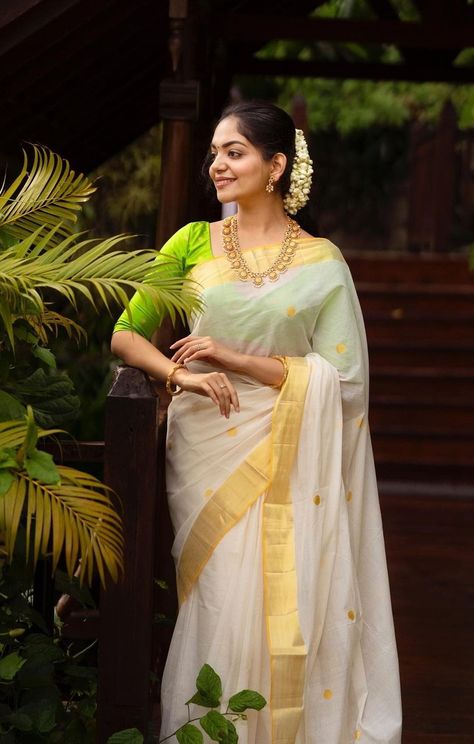 Kerala Saree Blouse Ahana Krishna Onam Saree, Ahaana Krishna Onam Saree, Ahana Krishna In Saree, Kerla Silk Saree White Blouse, Set Mundu Blouse Design, Onam Saree Look, Onam Aesthetic, Diya Krishna, Onam Saree Blouse