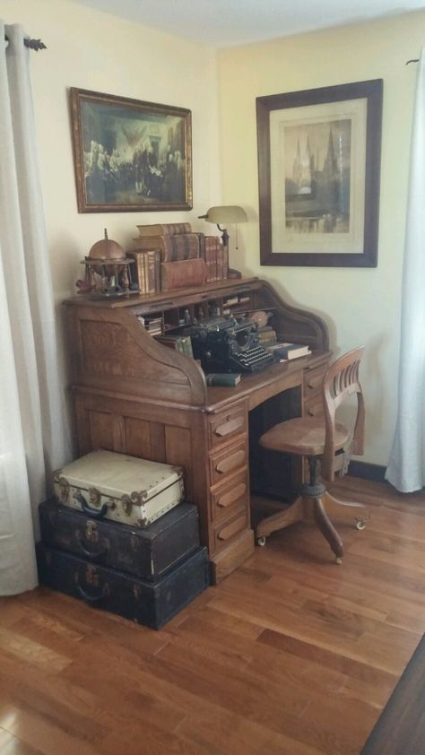 Antique Desk Aesthetic, Academia Aesthetic Office, Dark Academia Room Design, Dark Acedamia Room Decor Ideas, History Room Decor, Old Study Aesthetic, Dark Academia Coffee Table Decor, Antique Study Room, Old Money Study Room