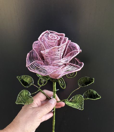 Bead Sculpture Ideas, 3d Pen Flowers, 3d Pen Ideas, 3d Pen Stencils, Wire Weaving Techniques, Chicken Wire Art, Wire Rose, Pen Projects, 3d Pen Art