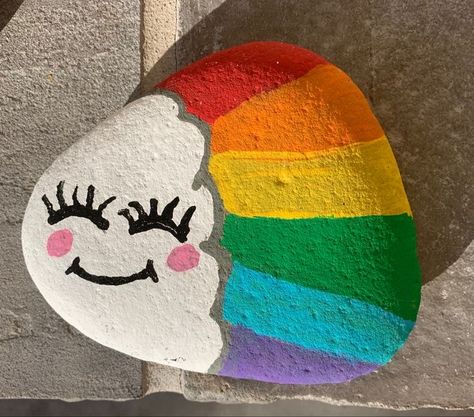 Painting Ideas On Stone Easy, Rainbow Stone Painting, Rock Painting Ideas Rainbow, Rock Painting Rainbow, Rainbow Rock Painting Ideas, Cute Simple Rock Painting Ideas, Easy Rock Painting Ideas Kids, Rock Painting For Kids Easy, Bluey Rock Painting