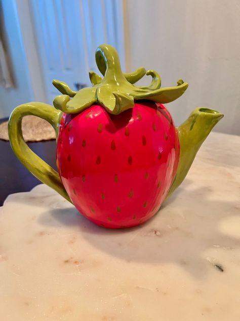 Teapot Ceramics Ideas, Creative Teapots Ceramics, Strawberry Pinch Pot, Clay Tea Pot Ideas, Vintage Witch Decor, Cute Teapot Ceramic, Tea Pot Ceramic Ideas, Strawberry Apartment, Clay Teapots Ideas