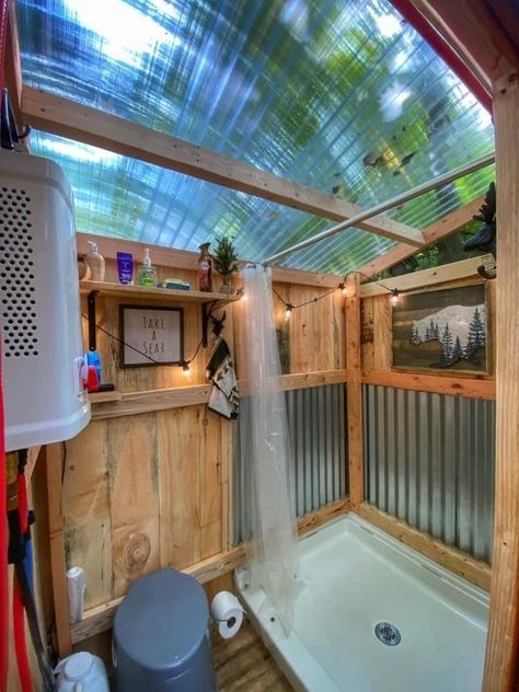 Outhouse Bathroom, Outdoor Shower Enclosure, Outdoor Shower Diy, Outdoor Bathroom Design, Outdoor Toilet, Outdoor Bath, Diy Shower, Outdoor Bathrooms, Rustic Bathrooms