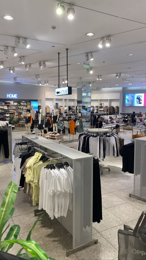 Cloth Showroom, Clothing Store Interior Design, Clothing Boutique Decor, Clothes Shop Design, Shopping Mall Interior, Clothes Shelves, Shop Shelving, Clothing Store Displays, Suit Stores