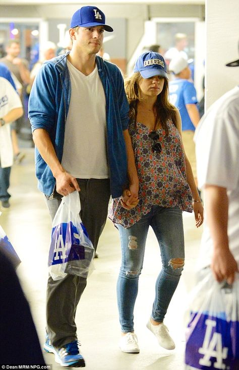 Mila Kunis, 30, and Ashton Kutcher, 36 - At the baseball game at the Dodger Stadium in Los Angeles. (July 2014) Swan Beauty, Mila Kunis And Ashton Kutcher, Mila Kunis Ashton Kutcher, Mila Kunis Style, Baseball Game Outfit, Pregnant Outfits, Bag Of Chips, Game Outfit, Pregnancy Style