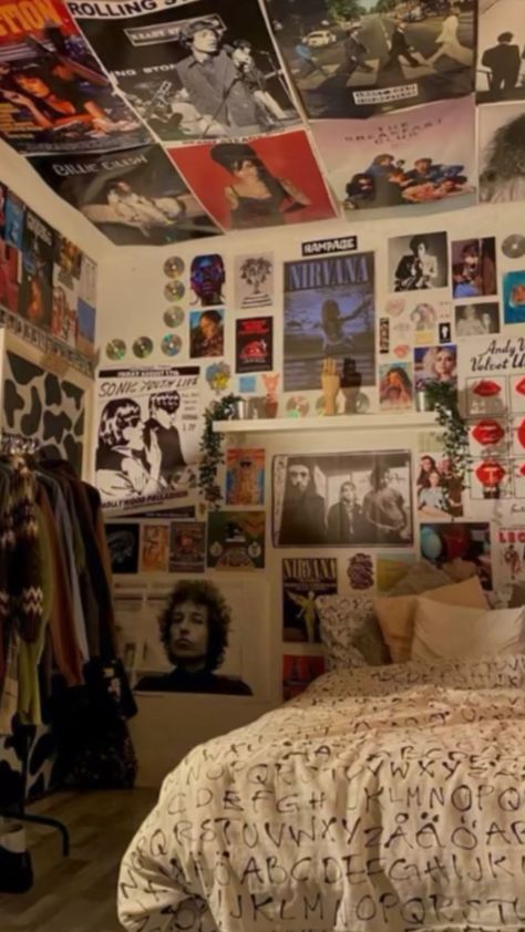 :3 Bedroom Grunge 90s, Teen Grunge Bedroom, Room Idea Y2k, 90s Style Room, Diy Grunge Room Decor Ideas, Music Grunge Bedroom, Earthy Grunge Bedroom, Bedroom Inspo Retro, Cool Room Stuff