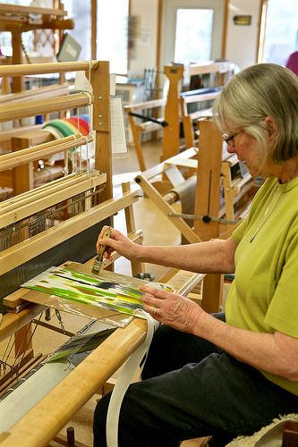 Painted Warp, Textile Weaving, Basket Weaving Patterns, Heddle Loom, Weaving Projects, Weaving Patterns, Loom Weaving, Basket Weaving, Fiber Art