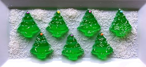 Christmas Tree Jello Shots, Making Jello Shots, Halloween Jello Shots, Halloween Jello, Christmas Jello Shots, Cooking Panda, Adult Christmas Party, Holiday Dinner Table, Jello Shot