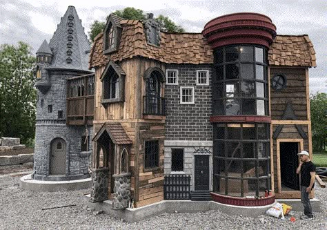 These Grandparents Built A Harry Potter Playhouse For Their Grandkids and It Is Magical Luxury Playhouses, Harry Potter Play, Wendy House, Harry Potter Decor, Hogwarts Castle, Harry Potter Room, Play Areas, Harry Potter Books, Tree Houses