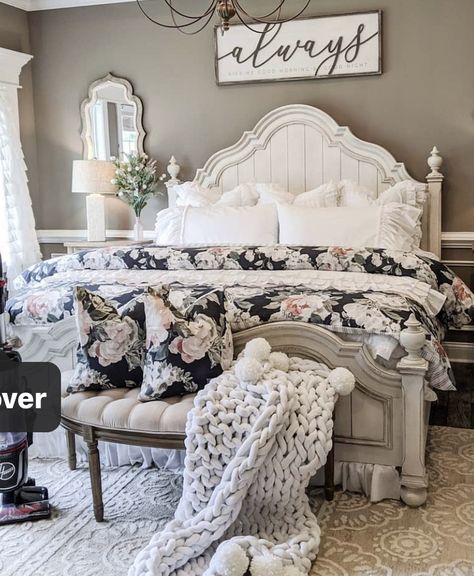 Shabby Chic Master Bed, Romantic Farmhouse Bedroom, Country Chic Bedroom, French Country Decorating Bedroom, French Country Bedrooms, Guest Room Decor, Gorgeous Bedrooms, Farmhouse Bedroom Decor, Country Bedroom