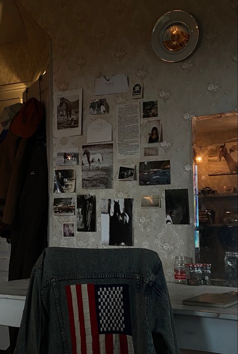 vintage western bedroom,american flag, country, bedroom aesthetic Dark Western Aesthetic Bedroom, Western Aesthetic Home Decor, Dorm Room Designs Western, Old Western Bedroom, Country Aesthetic Home Decor, Room Ideas Cowgirl, Vintage Western Room Decor, Vintage Cowgirl Aesthetic Bedroom, Soft Western Aesthetic Room