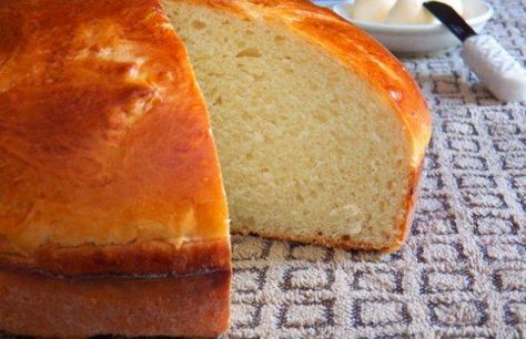 Try this delicious Azorean sweet bread recipe, it does take some time to make it but it is worth the effort. Portuguese Sweet Bread Recipe, Sweet Bread Recipe, Portuguese Sweet Bread, Pan Pita, Portuguese Desserts, Bread Recipes Sweet, Sweet Bread, Portuguese Recipes, Dry Yeast