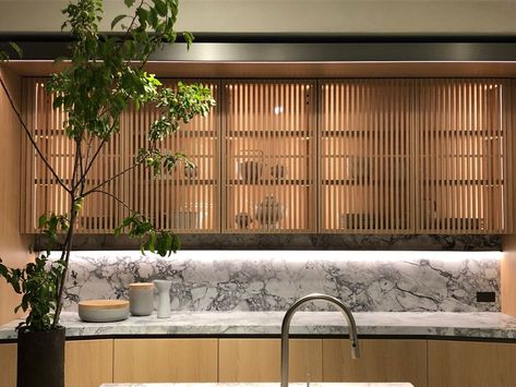 Japanese Pantry Design, Japandi Home Bar, Zen Kitchen Design Japanese Style, Modern Chinese Kitchen, Japandi Bar Design, Dry Kitchen Design Modern Luxury, Japandi Pantry, Molteni Kitchen, Japandi Bar