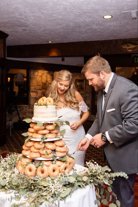 Wedding Ideas Cake, Donut Wedding Cake, Donut Wedding, Dessert Buffet Wedding, Cake And Dessert, Unique Wedding Cake, Donut Cake, Wedding Donuts, Pavilion Wedding