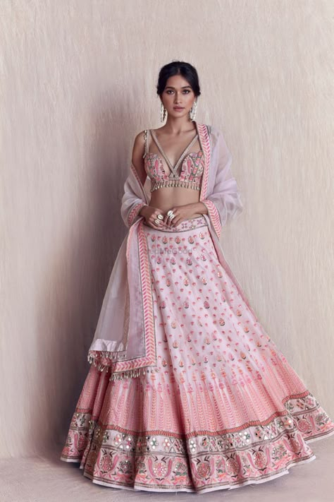 Mehendi Lehenga, Arpita Mehta, White Lehenga, Indian Outfits Lehenga, Lehenga Blouse Designs, Anita Dongre, Dresses Traditional, Indian Gowns Dresses, Traditional Indian Outfits