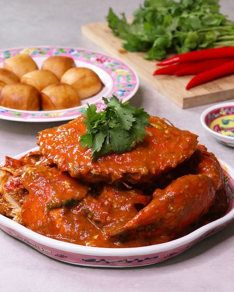 Singapore Chilli Crab Singapore Chili Crab, Chili Crab Singapore Recipe, Chili Crab Recipe, Chilli Crab Recipe, Crab Sauce, Chinese Seafood, Singaporean Food, Chilli Crab, Chili Crab