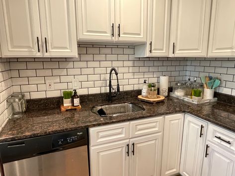 Brown Granite Countertops Backsplash, Kitchen With Brown Granite Countertops, Counter Top Decor, Brown Granite Countertops, Cocina Ideas, Granite Kitchen Counters, Kitchen 2024, Mom Kitchen, House Organisation