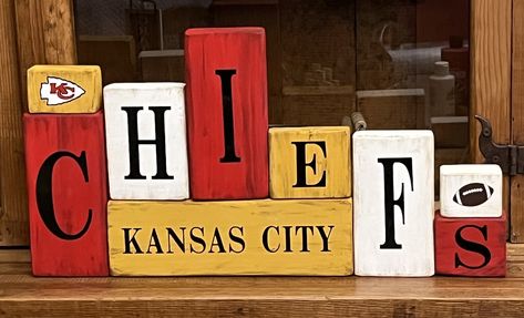 Diy Kc Chiefs Crafts, Kc Chiefs Decor, Kansas City Chiefs Craft, Chiefs Crafts, Kc Cheifs, Kansas City Chiefs Logo, Painted Barn Quilts, Chiefs Logo, Booth Displays