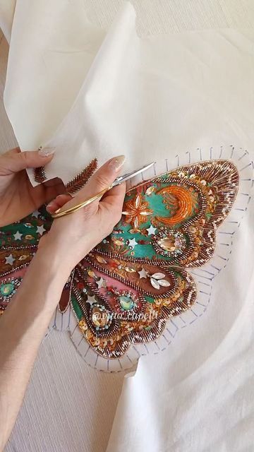 Beaded Appliqué Womans Outfits, Embroidered Stitches, Bling Ideas, Embroidery On Kurtis, Western Wear Outfits, Kurti Embroidery Design, Cashmere Pashmina, Handmade Embroidery Designs, Hand Work Embroidery